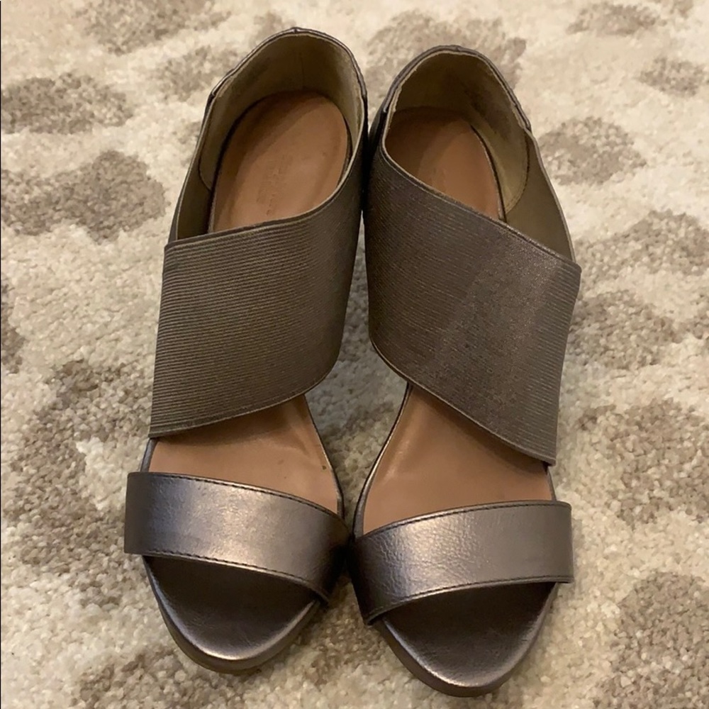 Vera Wang gold heels